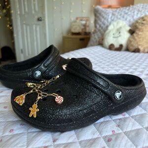 Crocs Classic Glitter Faux Fur Lined Clogs Women’s Size 6 Holiday Charms